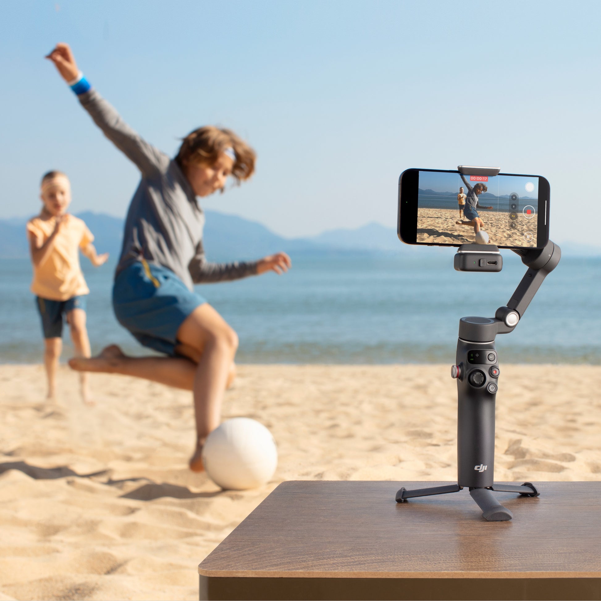 DJI Osmo Mobile 7P gimbal Built-in Extension Rod & Tripod 10-Hour Battery Life & Phone Charging