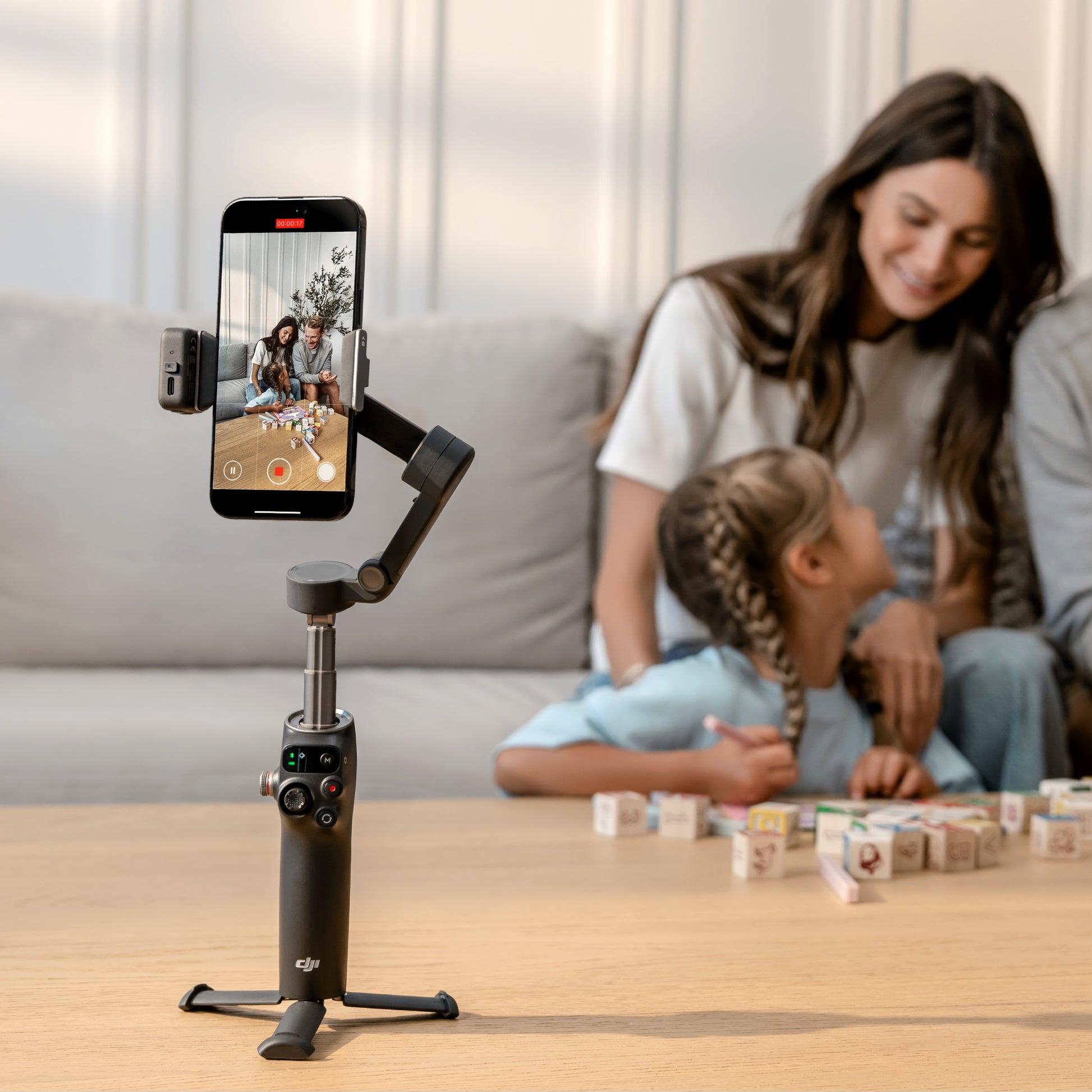 DJI Osmo Mobile 8 gimbal Built-in Extension Rod & Tripod 10-Hour Battery Life Seamless 360° Pan Rotation